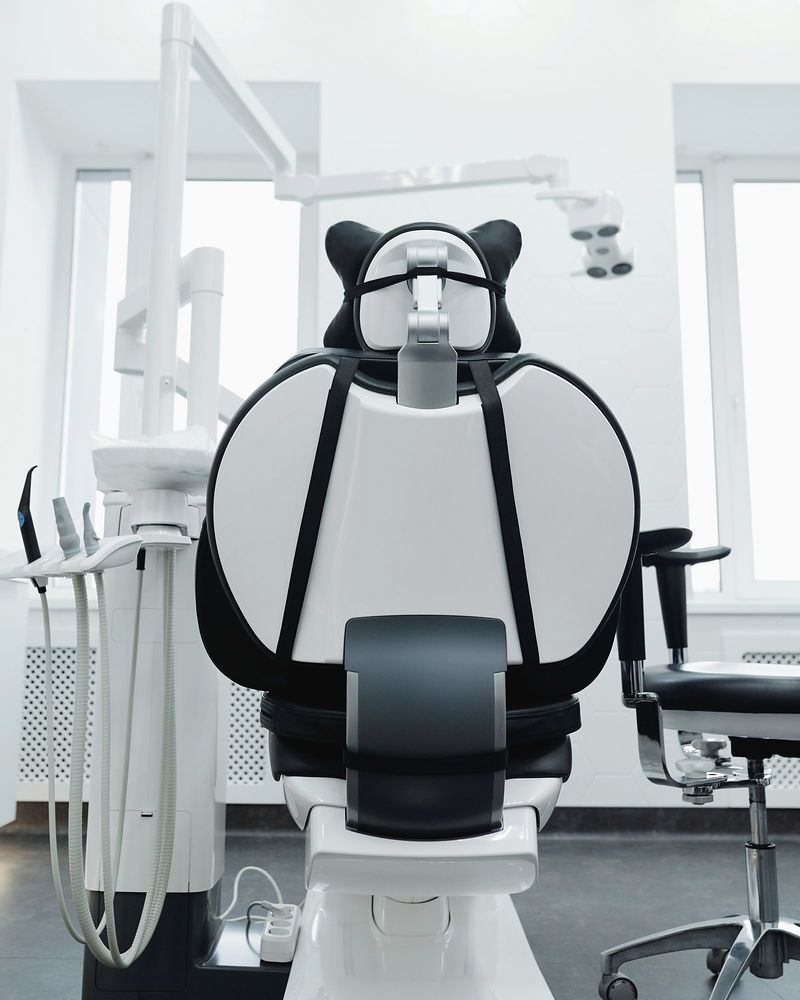 Fauteuil dentaire dans un cabinet clair