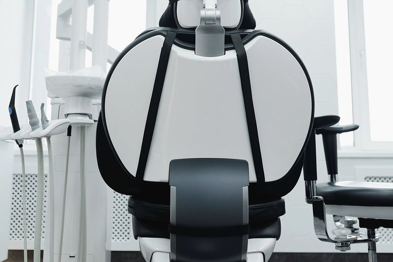 Fauteuil dentaire dans un cabinet clair
