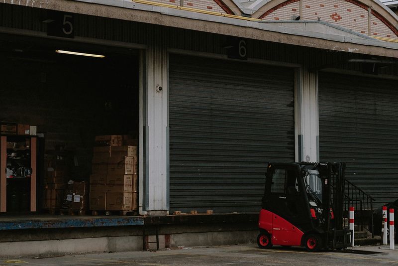 Quais de chargement d’un entrepôt, chariot élévateur rouge