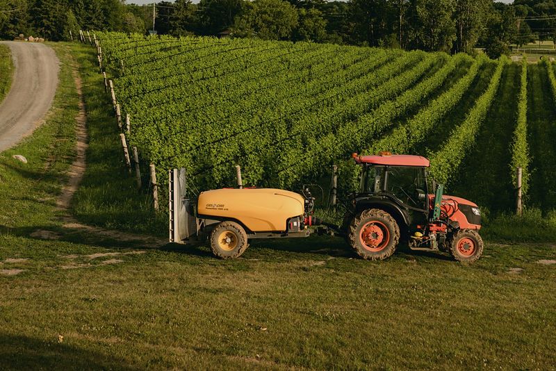 Tracteur et pulvérisateur en bordure de vigne